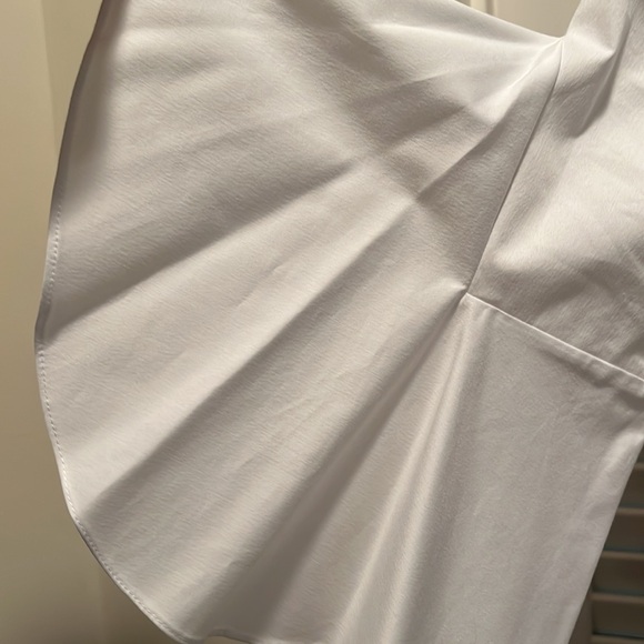 Ellie Tahari tunic blouse with flowy sleeves and an inverted pleat. High-low. - Picture 2 of 7